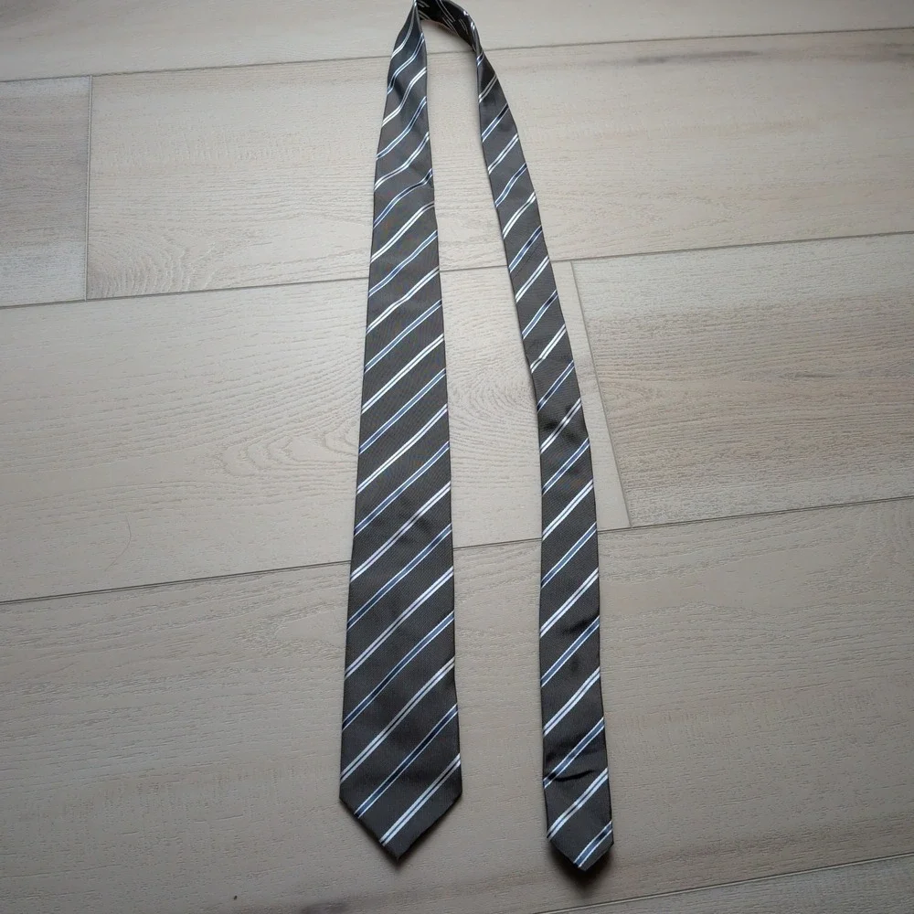 Boss by Hugo Boss Classic Tie NecktieGray Blue‎ Striped 100% Silk Made in Italy